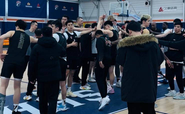 九游体育赛事直播赛地聚焦:CBA季后赛今晚热度飙升;里昂手感冰凉;质疑声仍在;纪律约束更严格的简单介绍